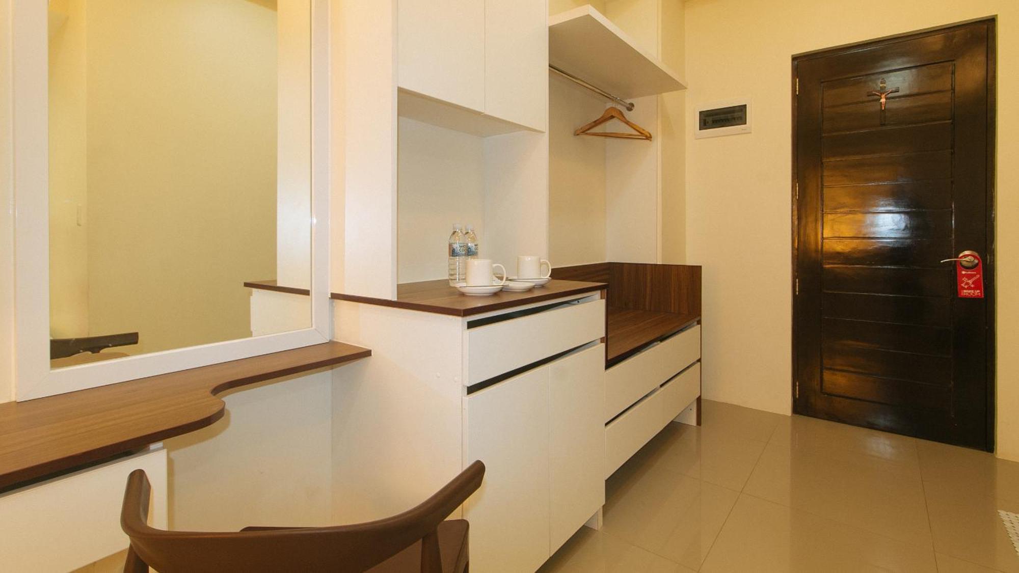 Reddoorz @ Leoncia Apartelle Mandaue City Exterior photo