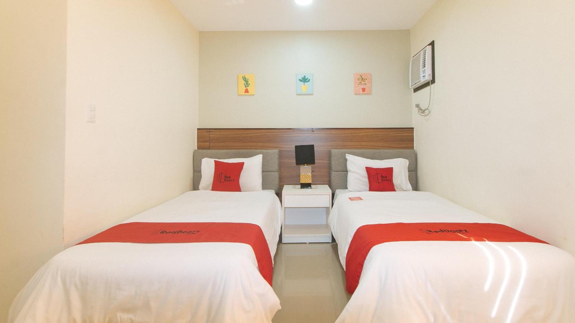 Reddoorz @ Leoncia Apartelle Mandaue City Exterior photo