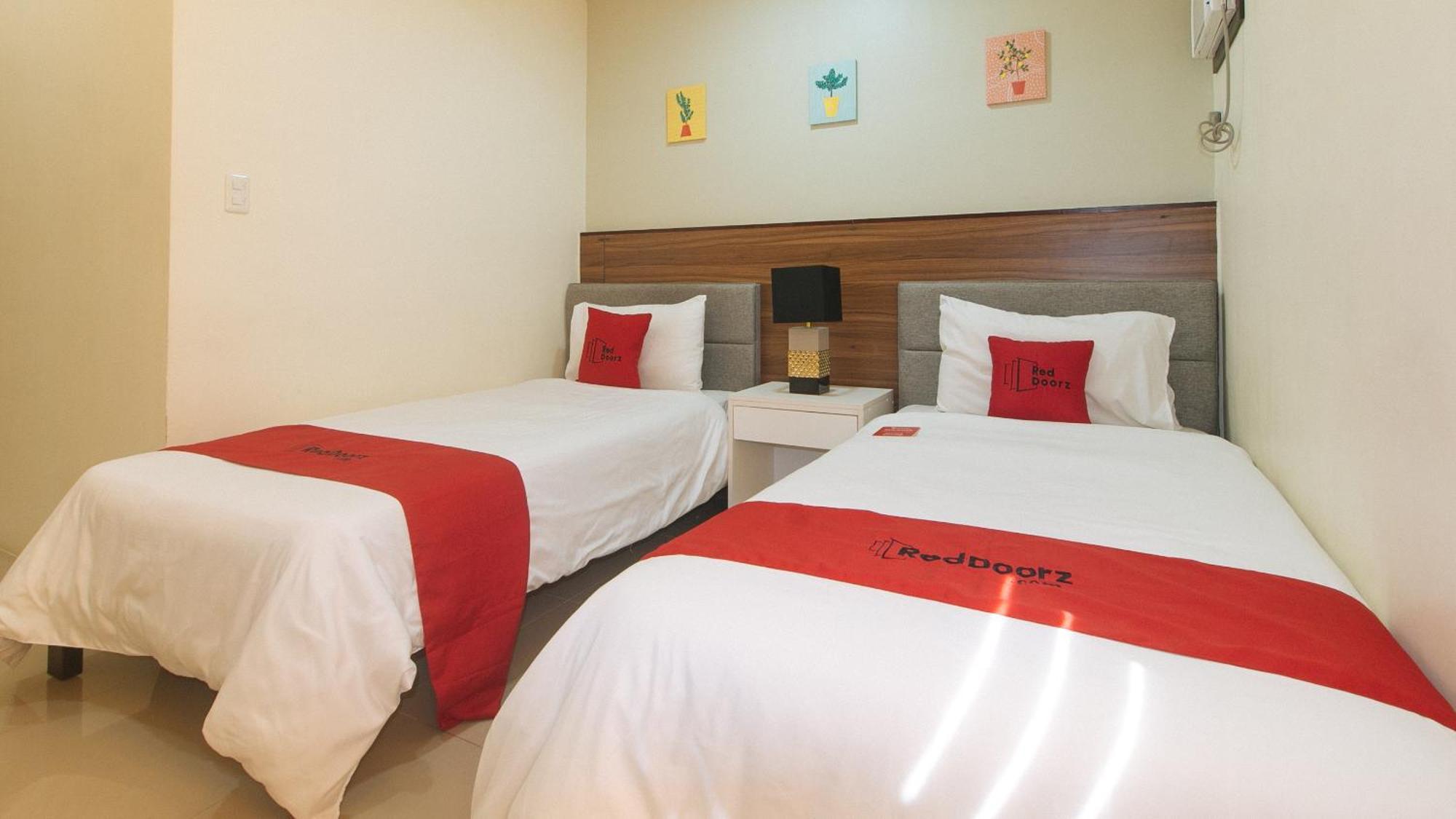 Reddoorz @ Leoncia Apartelle Mandaue City Exterior photo