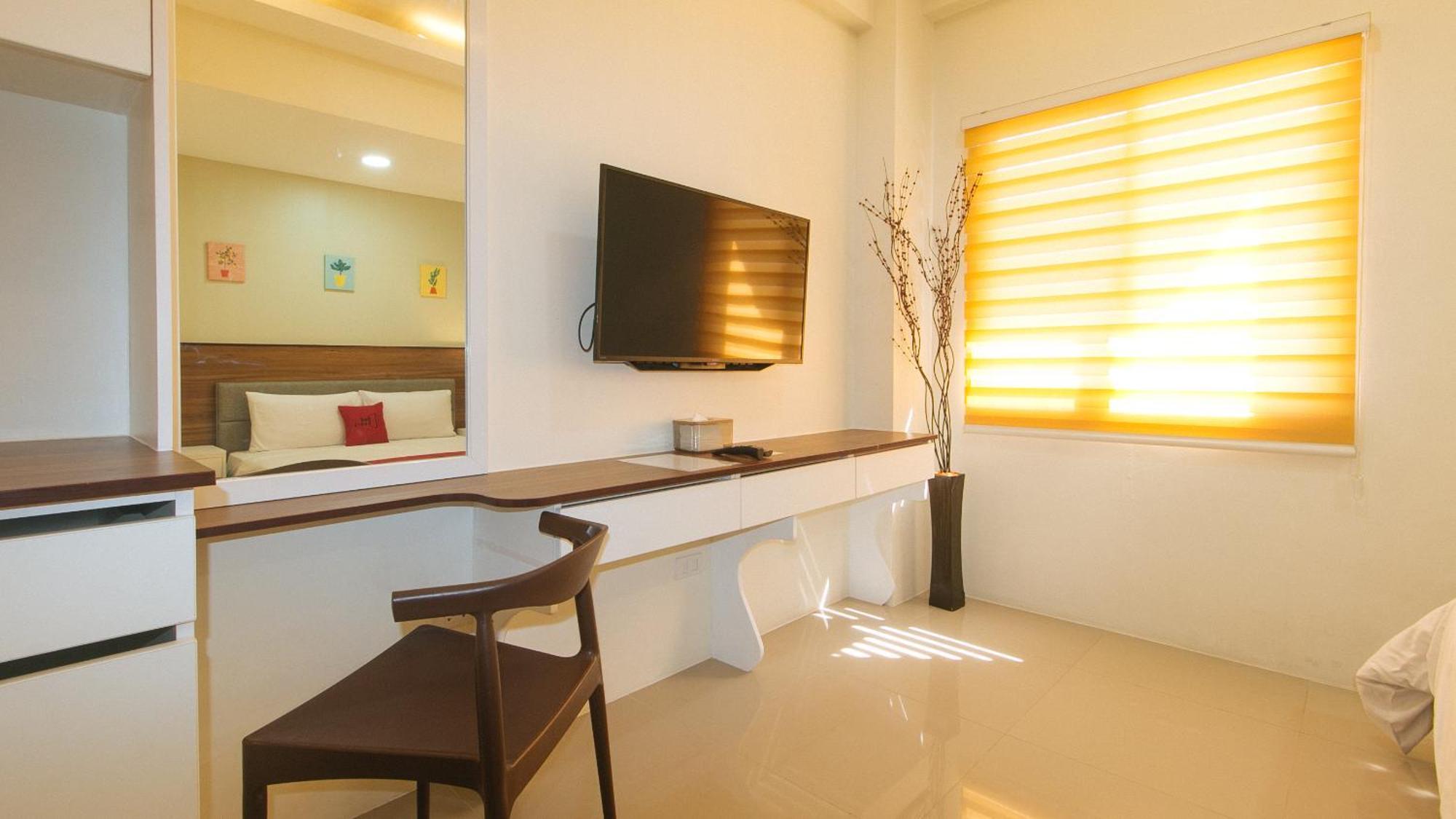 Reddoorz @ Leoncia Apartelle Mandaue City Exterior photo