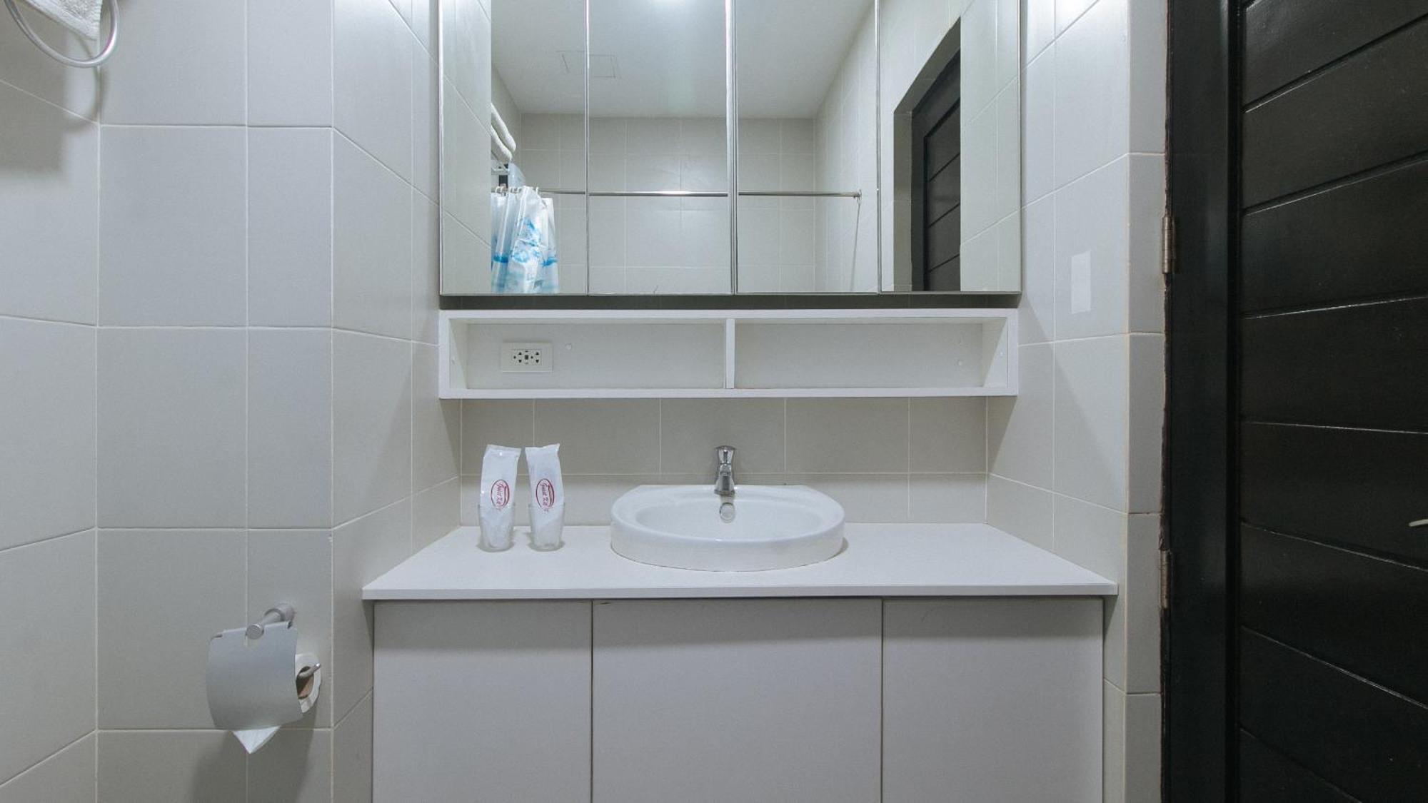 Reddoorz @ Leoncia Apartelle Mandaue City Exterior photo