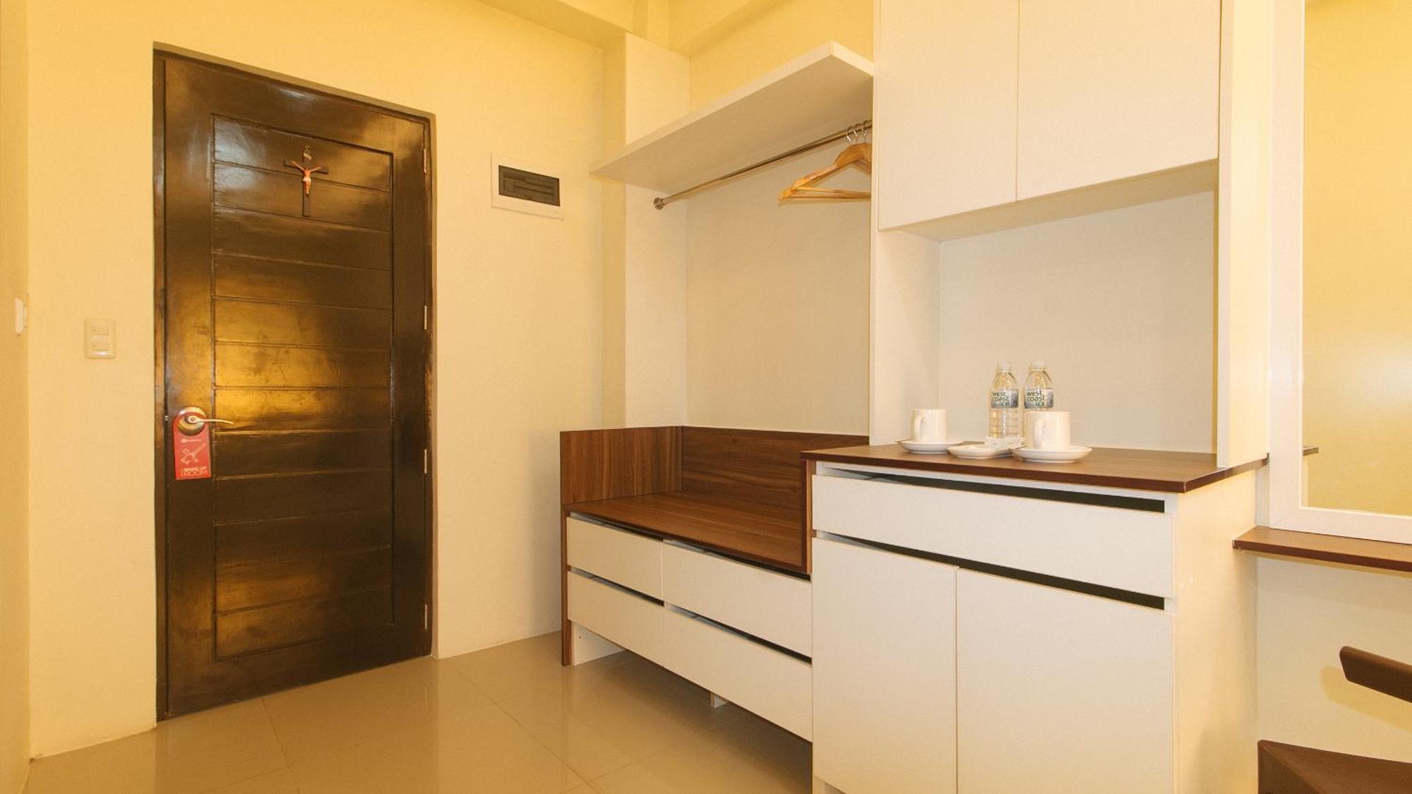 Reddoorz @ Leoncia Apartelle Mandaue City Exterior photo